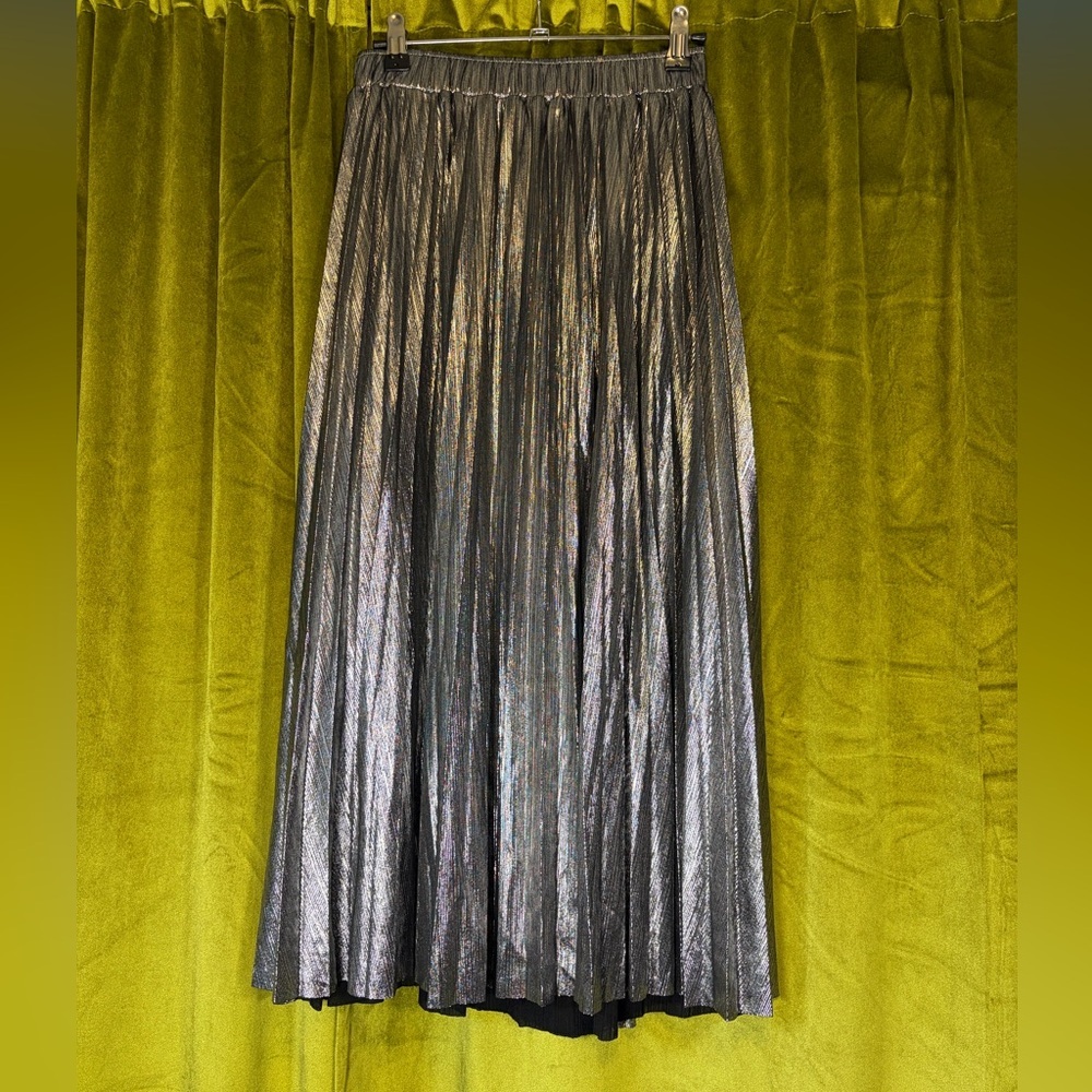 Molly Bracken Pleated Metallic Gunmetal Silver Midi Skirt. Size Small Retail $80 - Picture 8 of 10